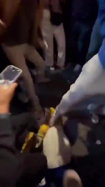 惊！尼克斯大胜步行者后，哈利伯顿遭主场球迷群殴